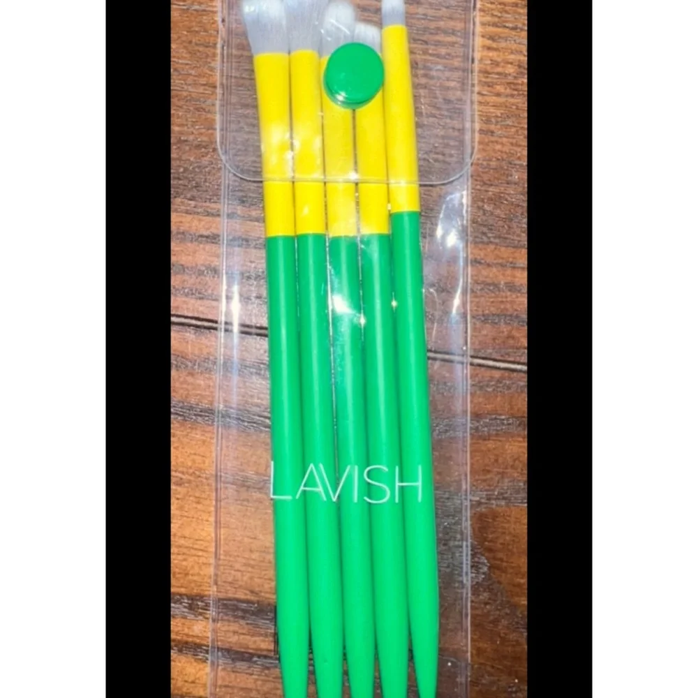 $6 NEW LAVISH MAKEUP BRUSHES $6 WHEN BUNDLED WITH 3 OR MORE ITEMS